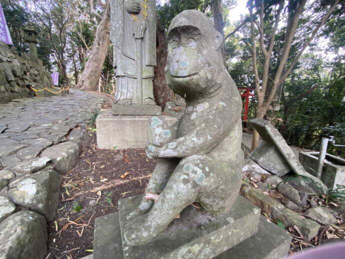 母猿と子猿の石像
