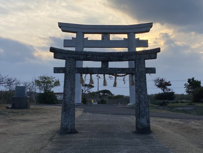 白沙八幡神社の二つ重なった鳥居