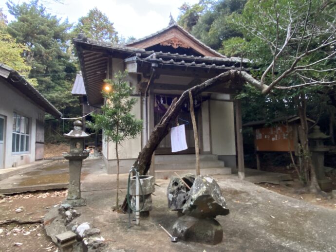 興神社の拝殿