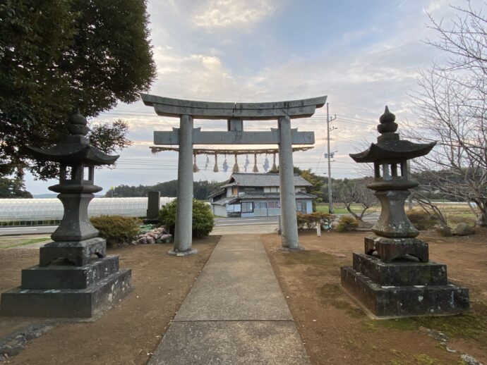 興神社の境内