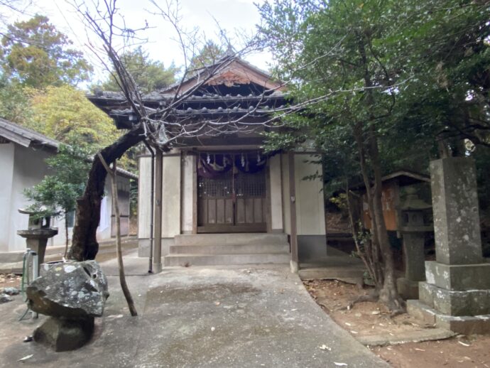 興神社の拝殿