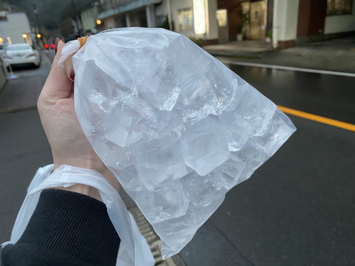 ビニル袋いっぱいの氷