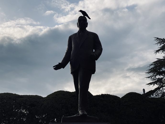 鳩を頭上に乗せる池田勇人銅像