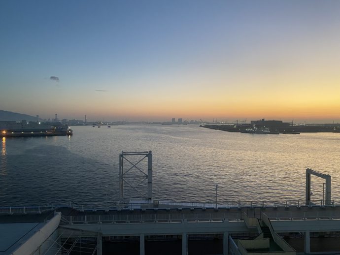 神戸湾の朝焼け