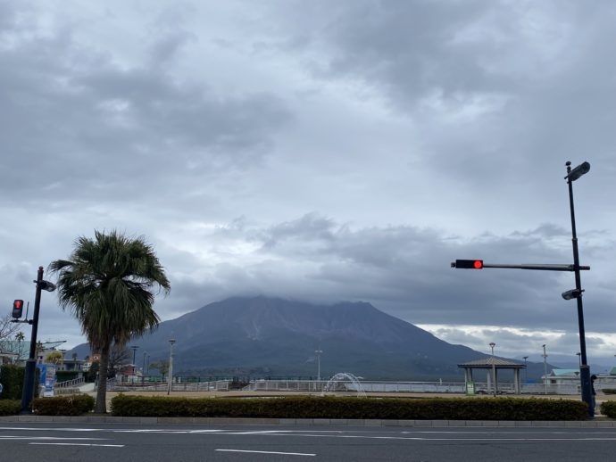雲がかかる桜島