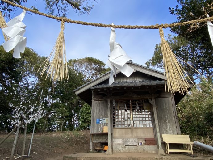 小島神社の拝殿としめ縄