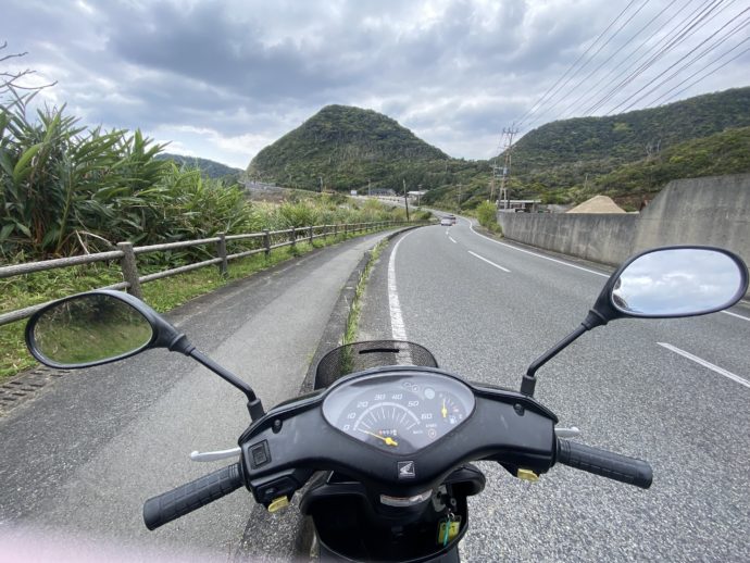 奄美の道路とバイク