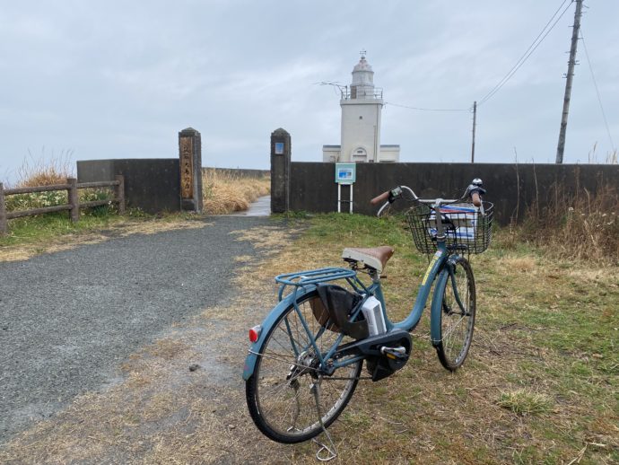 筑前大島灯台入り口と自転車