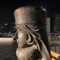 メーテルの銅像の横顔