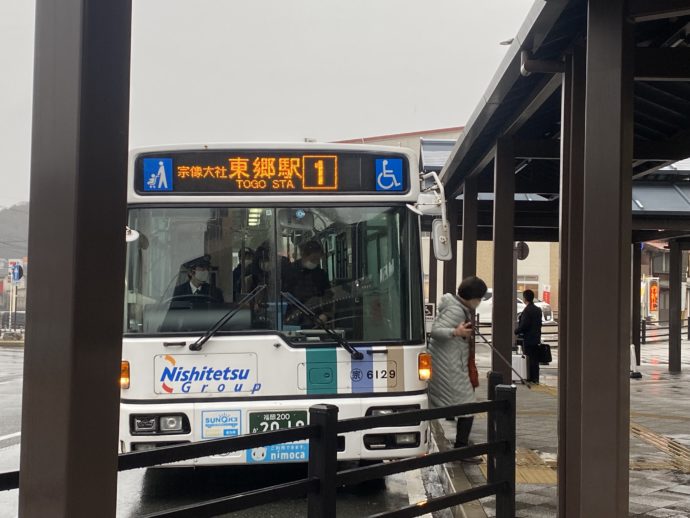 東郷駅東口に到着したバス