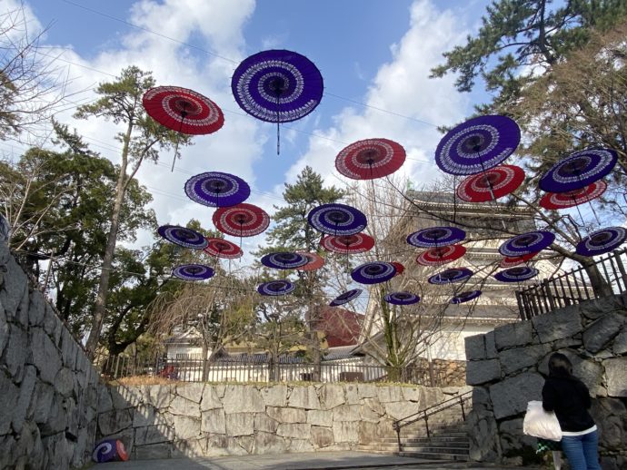 傘で飾られた小倉城