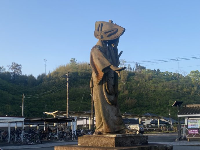 泰平踊りの像