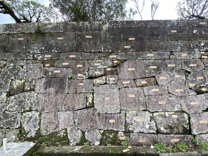 修復中の石垣