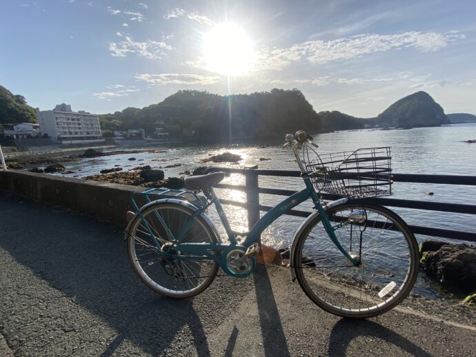 自転車と鍋田浜海水浴場