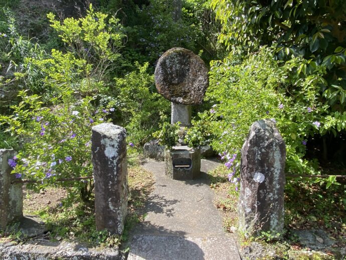 了仙寺の境内の石