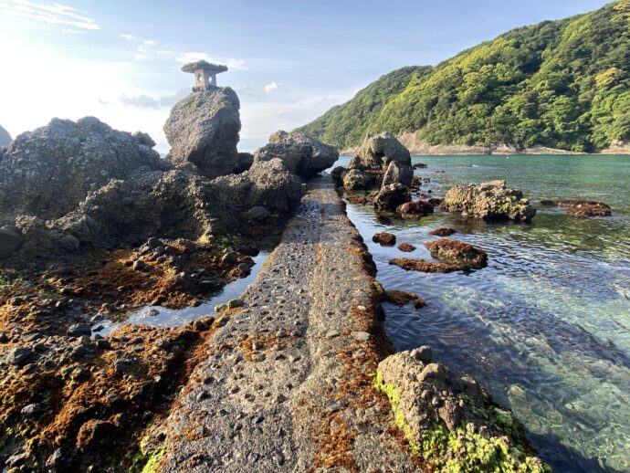鍋田浜海水浴場の岩の道