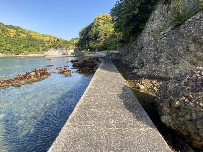 鍋田浜海水浴場の岩の道