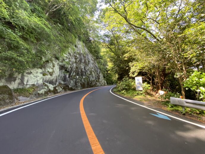 室岩洞近くの道路