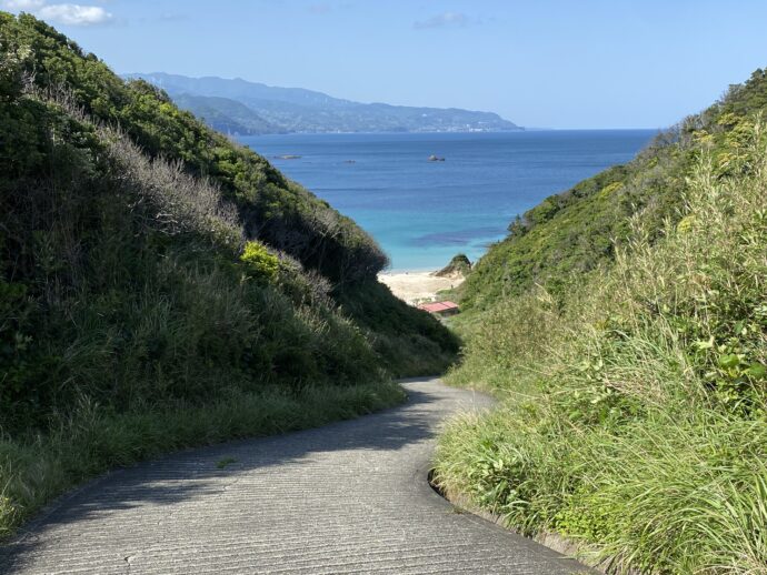 九十浜ビーチへの坂道