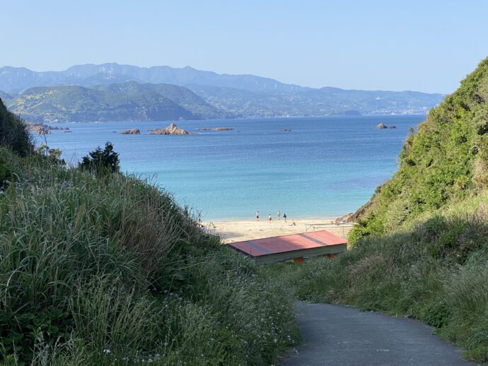 九十浜ビーチへの坂道