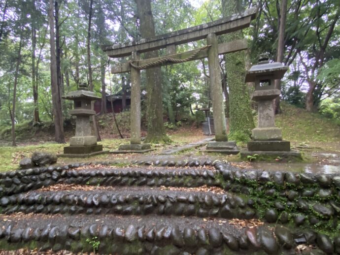 山中の神社