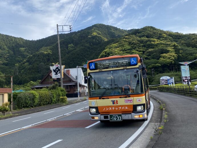 黄金崎クリスタルパークに到着したバス