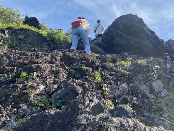 城ヶ崎海岸を登る女性