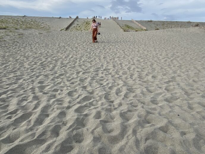 中田島砂丘を歩く女性