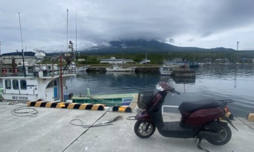 仙法志漁港の利尻山とバイク