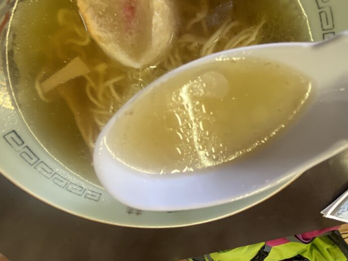 マルヰ食堂 の塩ラーメンのスープ