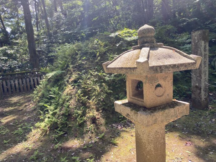 富姫の墓の石灯篭