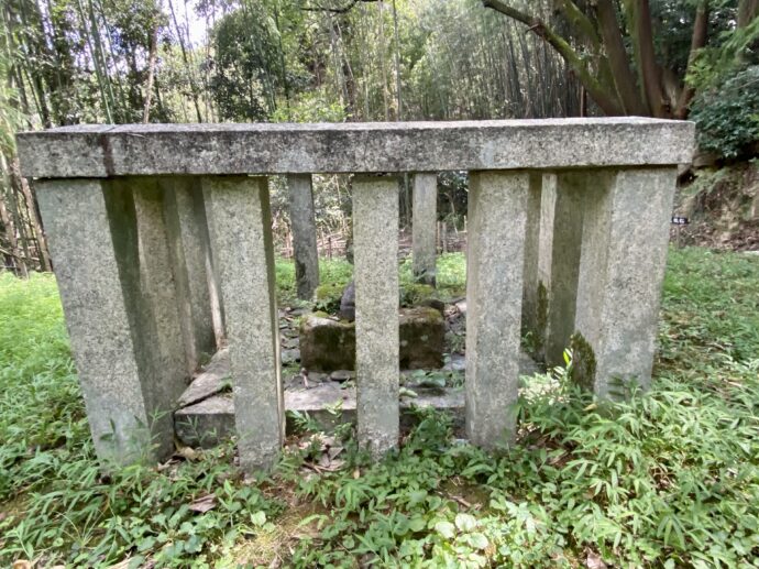 藤原成親墓地の柵