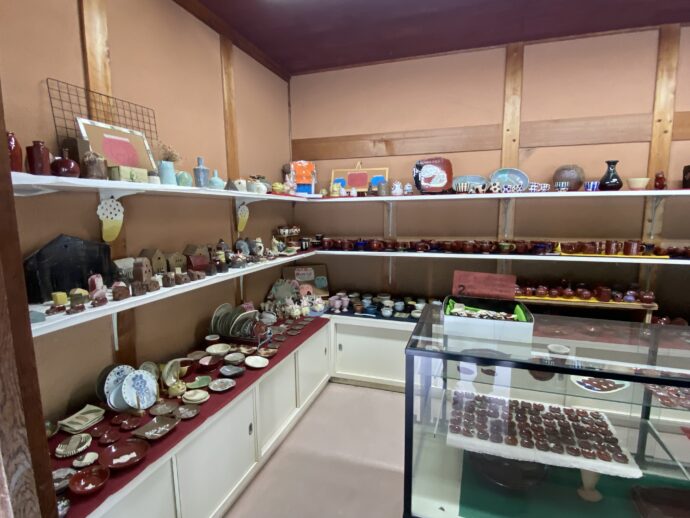 ベンガラ陶芸館の商品棚