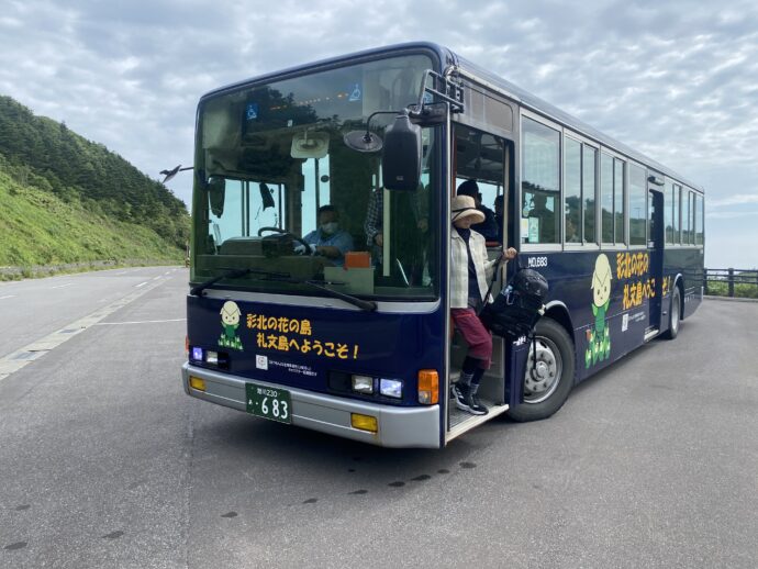 桃岩登山口に到着したバス