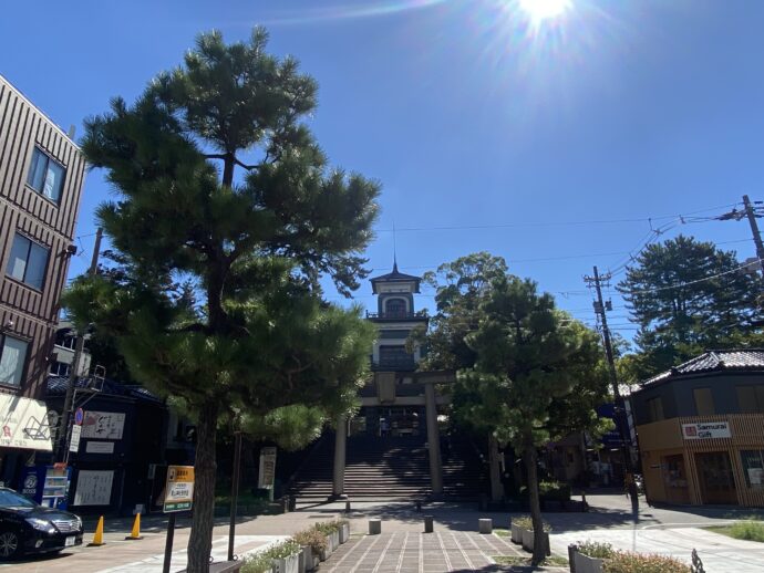 尾山神社の前の道路