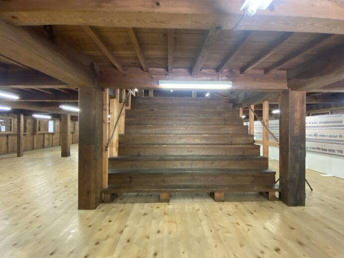 鶴丸倉庫の階段