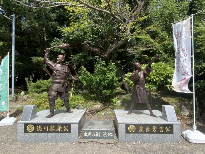 徳川家康と豊臣秀吉の像