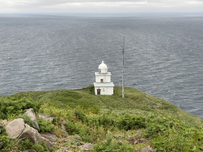 ペシ岬展望台から見える白い灯台