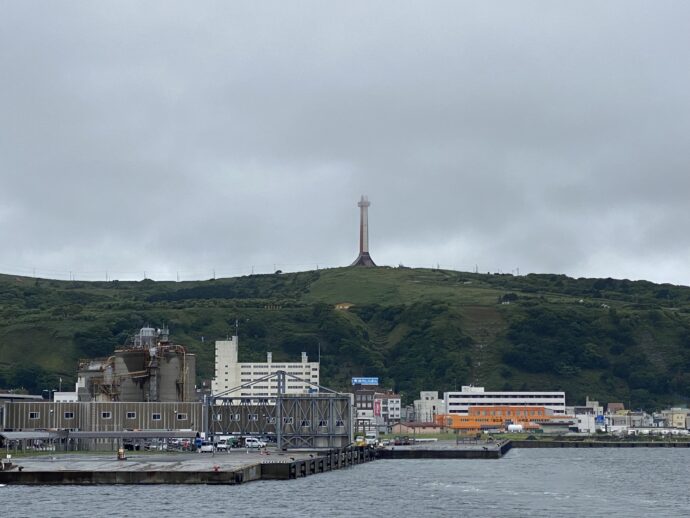 開基百年記念塔が見える稚内の港