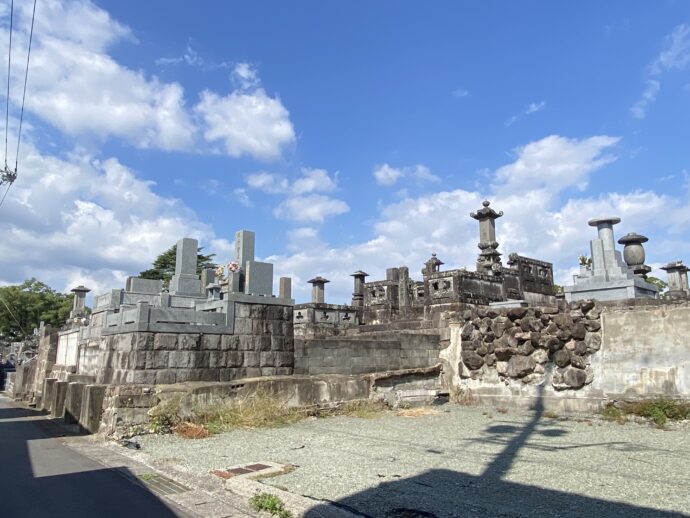 江東寺の墓地