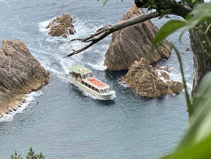 浦富海岸遊歩道から見える遊覧船