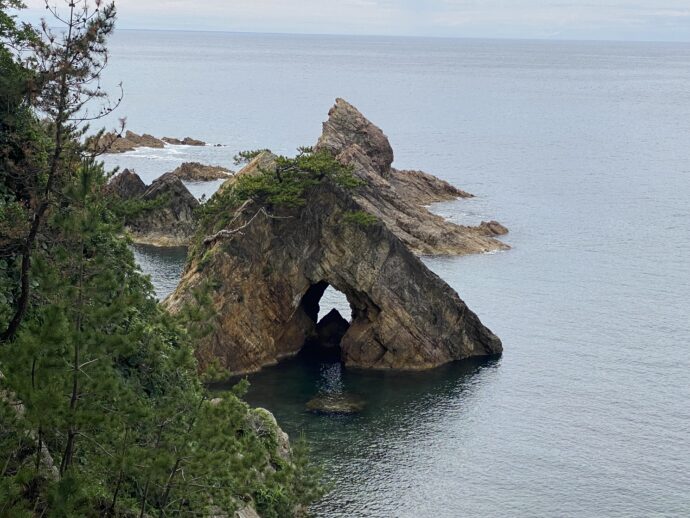 浦富海岸遊歩道から見える洞門