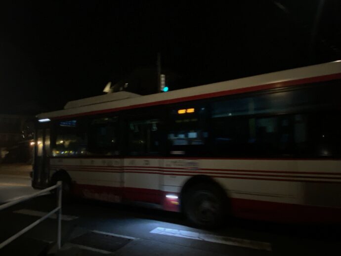 夜の雲仙バス停に到着した島鉄バス