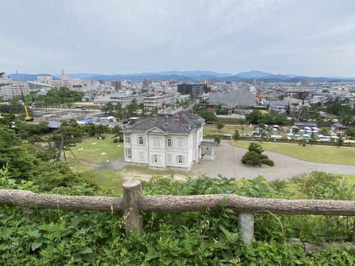 鳥取城跡から眺めた仁風閣