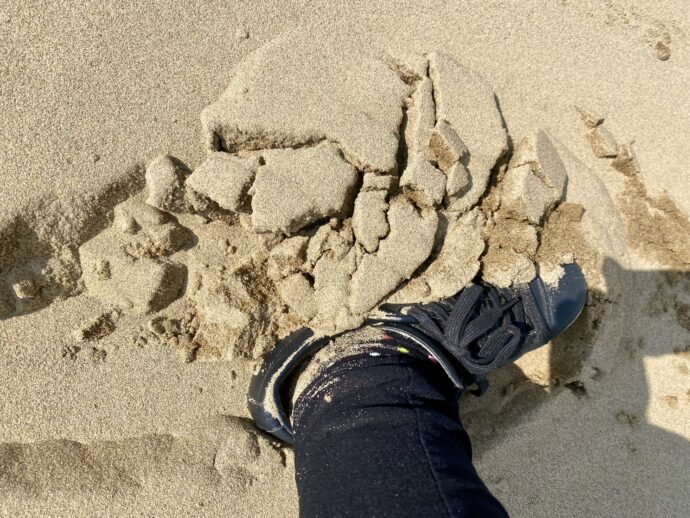 砂に埋もれたスニーカー