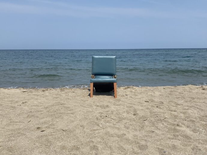 海岸におかれた椅子