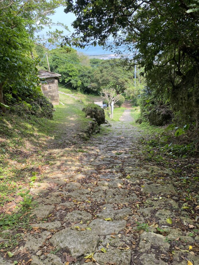 垣花樋川への道