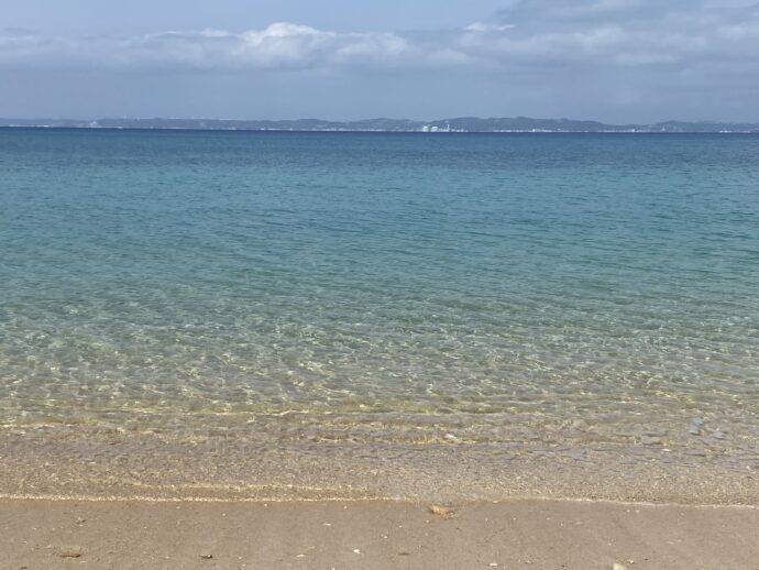 トゥマイ浜の透明な海