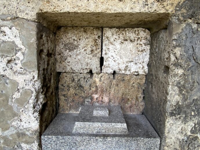 アマミチューの墓