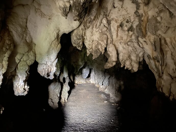 ノロ墓奥の洞窟